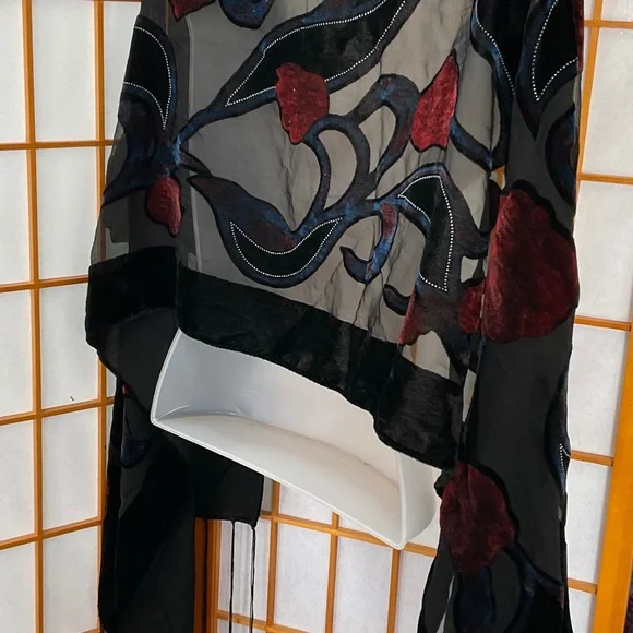 Lovely textured silk on partially transparent black shawl/scarf - Picture 12 of 12